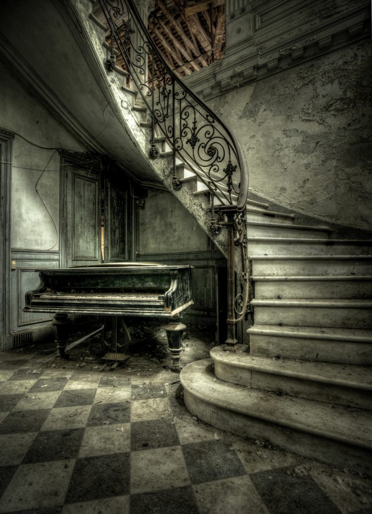 oud gebouw, Chateau V, met verweerde muren, trap en piano