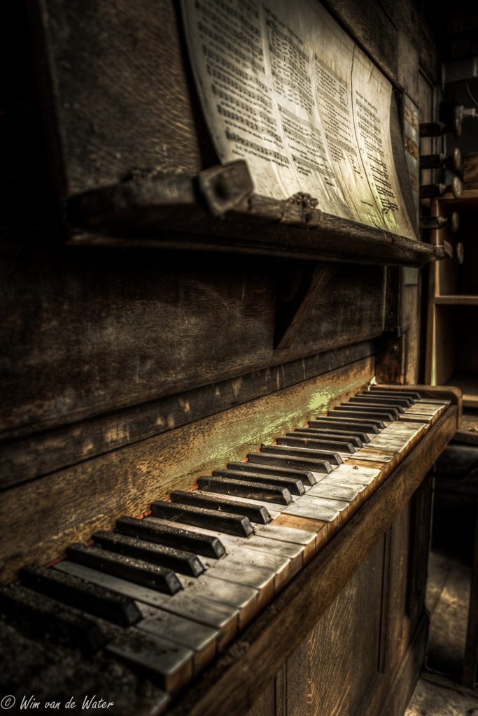oud grauw orgel